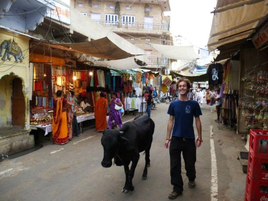 Votre humble serviteur dans une rue de Pushkar, en Inde (juillet 2012)