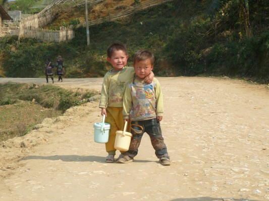 Deux enfants croisés dans la vallée de Sapa.