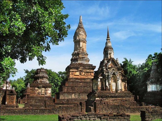 Ruines du Wat Chedi Chet Taeo , Sukhothaï (crédit photo: http://commons.wikimedia.org/wiki/File:Lotusbudwchetthaeo0408.jpg)