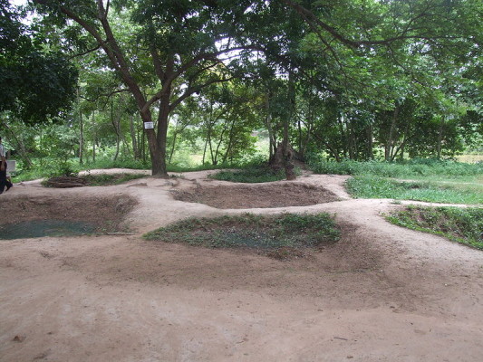 Choeung Ek (crédit photo: http://commons.wikimedia.org/wiki/File:Cambodia_choeung_ek_mass_graves.JPG?uselang=fr)