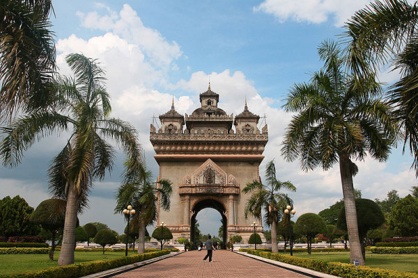 Patuxai, Vientiane (crédit photo: http://commons.wikimedia.org/wiki/File:Patuxai_57.jpg)