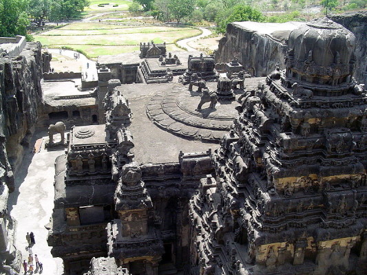 Le temple de Kailasha (crédit photo: http://commons.wikimedia.org/wiki/File%3AKailasha_temple_at_ellora.JPG)