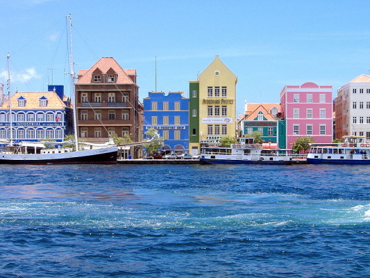 Port de Wilhelmstadt (crédit photo: http://commons.wikimedia.org/wiki/File:Willemstad_harbor.jpg)