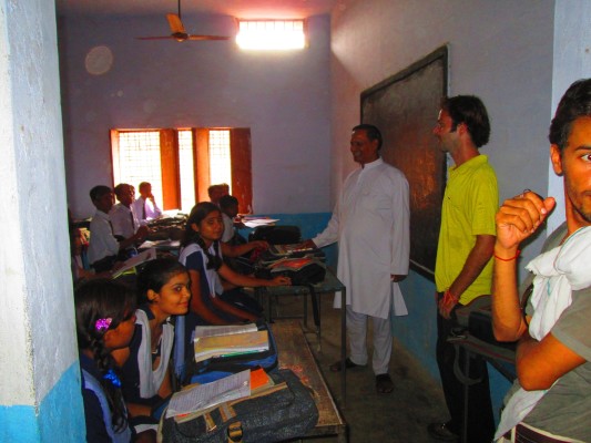 Classe dans une école près d'Orchhâ, en Inde