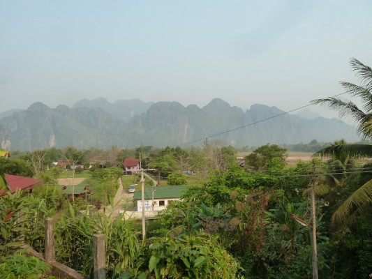 Vue depuis la terrasse du Easy Go Hostel, à Vang Vieng