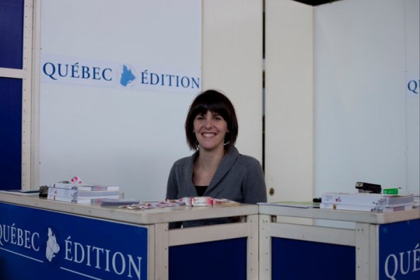 Karine au stand de Québec Édition à la Foire du livre jeunesse de Bologne, en mars 2011 (photographe inconnu-e)