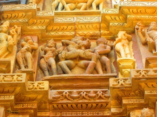 Une sculpture érotique des temples de Khajuraho.