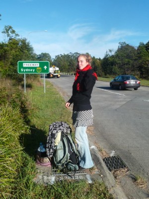 Mylène, prête à faire du stop pour redescendre dans le sud de l'Australie (photo prise par Manon)