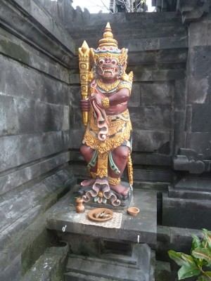 Statue dans une ruelle de Kuta, Bali
