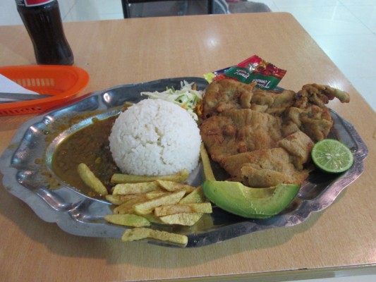 Un plat d'apanado et un Coke, pour 5,75 $ US, au terminus de Quitumbe.