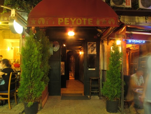 L'entrée du Peyote (crédit photo: http://www.whattodoinistanbul.net/nightlife/livemusic/peyote/)