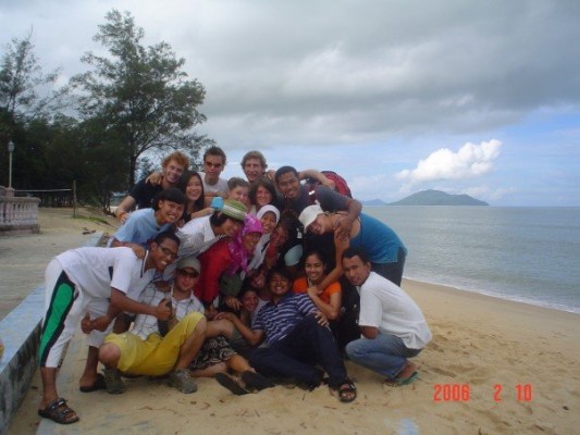 Celle de groupe (10 Canadiens et 10 Indonésiens faisant partie de mon groupe de Jeunesse Canada Monde) : Prise à Singkawang, en Indonésie (photo prise par le photographe inconnu)