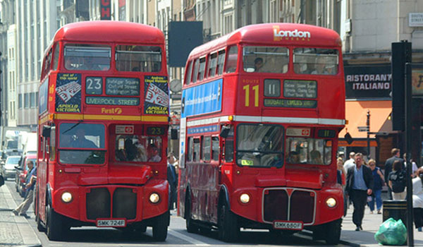 Bus à impériale, Londres (crédit photo: http://www.nozio.fr/europe/royaume-uni/angleterre/londres/guides_touristiques/autobus:.htm)