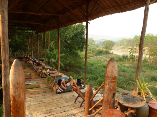 Une partie de la terrasse du bar Utopia, à Luang Prabang.
