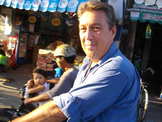 Pierre, à vélo dans les rues de Hoi An au Vietnam (photo prise par M. Le Dong)