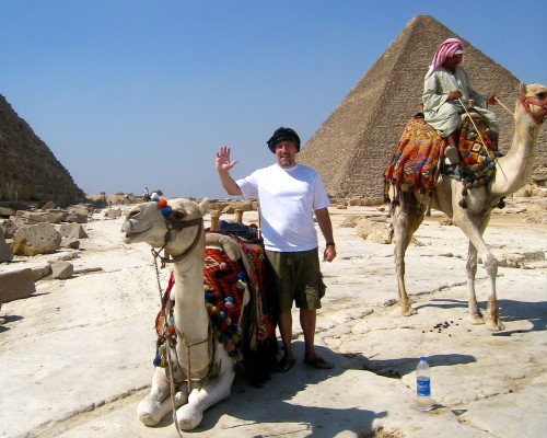Pierre et son chameau, Michael Jordan, devant la pyramide de Kheops au Caire (photo prise par mon guide Mohamed, propriétaire de Michael Jordan)