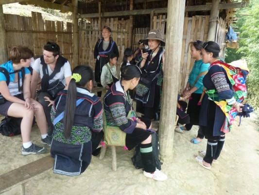 Une femme Hmong et son téléphone cellulaire, dans la vallée de Sa Pa, au Vietnam: peut-être pas "authentique", mais sincère, oui...