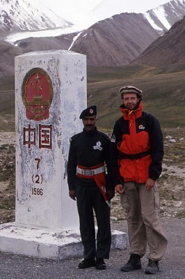 Pour la première avec le douanier pakistanais, je suis au col de Khunjerab au Pakistan. Le col est un poste-frontière avec la Chine. C'est d'ailleurs, à 4693 m, le poste-frontière le plus élevé du monde. C'est un collègue du douanier qui est à côté de moi qui a pris la photo.