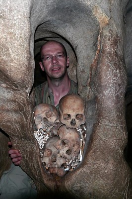 Pour la seconde, je suis sur l'île de Sulawesi en Indonésie et plus précisément à Londa, en pays Tojara dans une grotte qui sert de tombe. Les Torajas ont une approche de la mort très différente de la nôtre. La photo a été prise par ma guide, Manda.