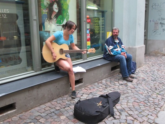 Musicienne de rue à Riga