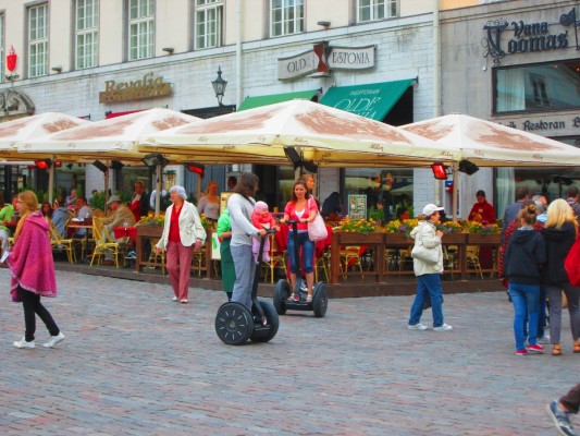 Diaboliques Segway sur la place de l'Hôtel-de-Ville, à Tallinn