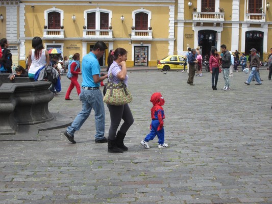 Mini-Spiderman sur la Plaza de San Francisco, à Quito