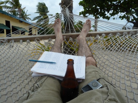 Journal de voyage, bière, lecteur mp3, hamac... la grosse vie sale.