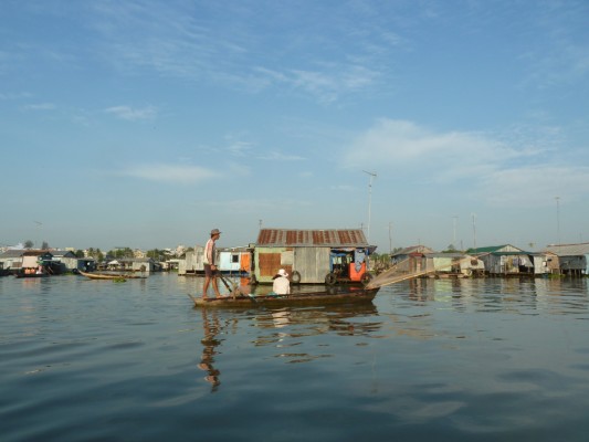 Homme conduisant une embarcation sur le Mékong, au Vietnam
