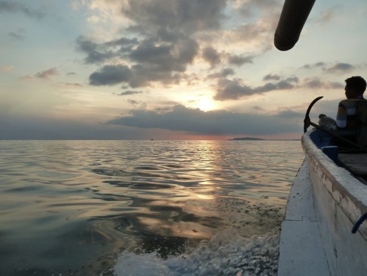 Coucher de soleil sur le détroit de Lombok, en Indonésie