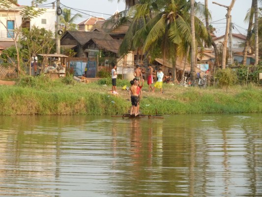 Enfants jouant aux abords de la rivière, Siem Reap