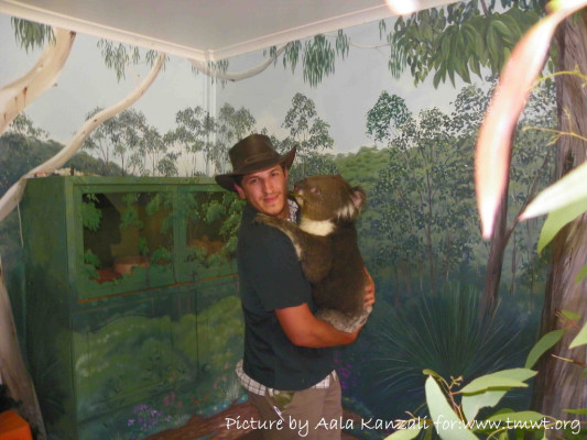 Aala-à-Adelaide-dans-un-parc-national-(photo-prise-par-le-staff-du-parc-avec-un-koala-dans-les-bras)