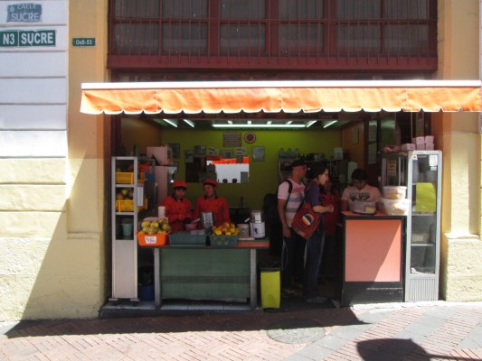 Commerce de jus de fruits frais, à Quito