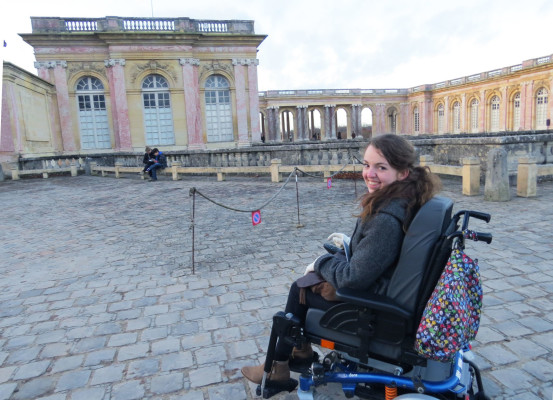 Audrey, devant le Petit Trianon du château de Versailles (photo prise par Julie Callabre)