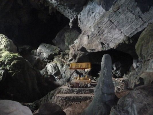 Le calme de la grotte de Phu Kham, près de Vang Vieng