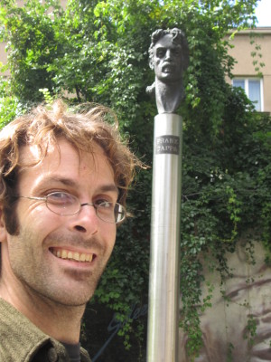 Le buste de Frank Zappa et moi, à Vilnius.