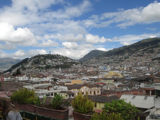Vue de Quito depuis la terrasse du Secret Garden, une auberge bien située dans le quartier historique de la ville