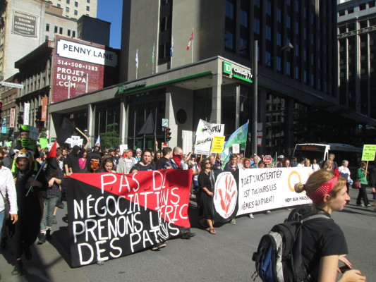 Manifestation près du Square-Victoria