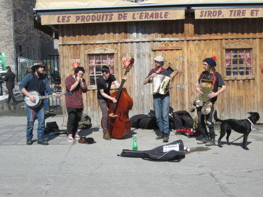 Musiciens à l'entrée de la station de métro Mont-Royal