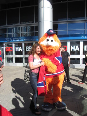 Youppi!, la mascotte des Canadiens, avec une fan