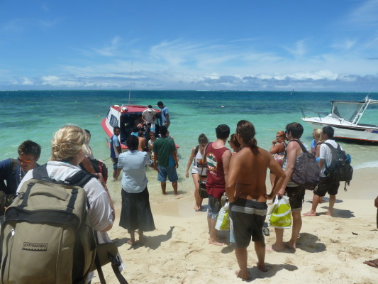 Embarquement à l'île de Mana (îles Fidji)