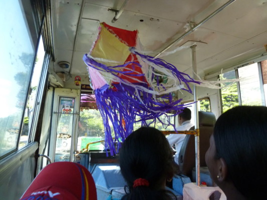 Cerf-volant dans un bus, près de Haputale, Sri Lanka)