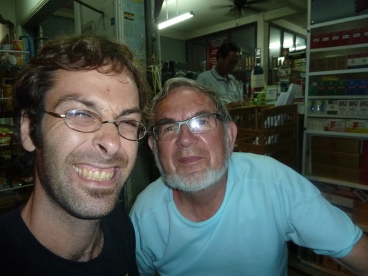 Votre humble serviteur et un Français retraité, à Luang Prabang. Superbes discussions.