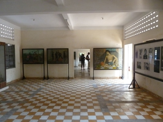 À l'intérieur d'un des édifices de Tuol Sleng