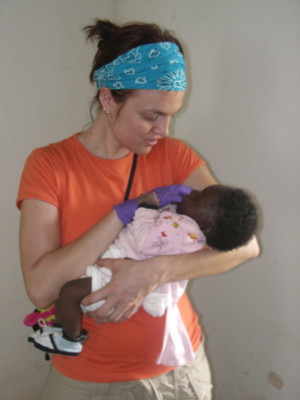 Claudine et un bébé dans le village de N'Gomo, au Gabon (photo prise par Natacha Moffatt)