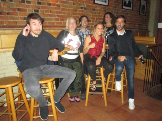 De gauche à droite: Louis-Olivier, René (caché derrière Louis-Olivier), Anick, votre humble serviteur, Emily, Sarah et Joël. Oui, la photo est floue, en raison des vapeurs d'alcool.