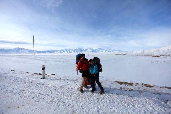 Clo et Clem en train de faire du stop à Sary Tash, au Kirghizistan (crédit photo: Syril, un backpacker suisse avec qui on a voyagé pendant plusieurs semaines en Chine)