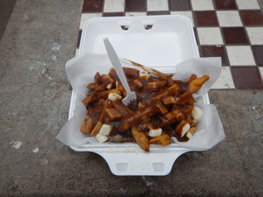 Poutine achetée à un vendeur ambulant. Verdict: décente, mais sans plus. 