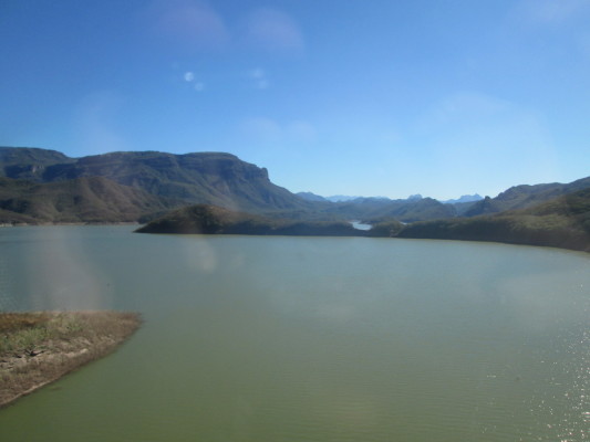 Joli paysage, malgré les reflets sur la fenêtre.