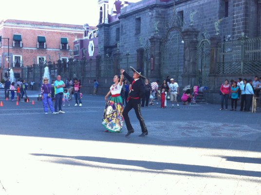 Couple de danseurs au Zocalo de Puebla