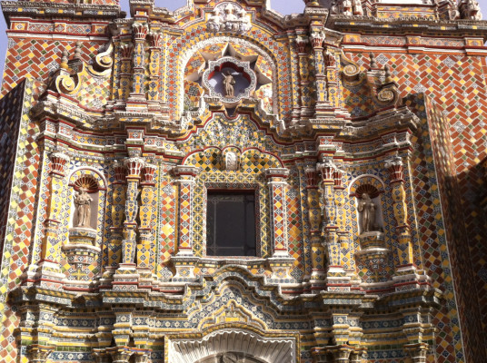 Détails de la façade du Templo de San Francisco Acatepec
